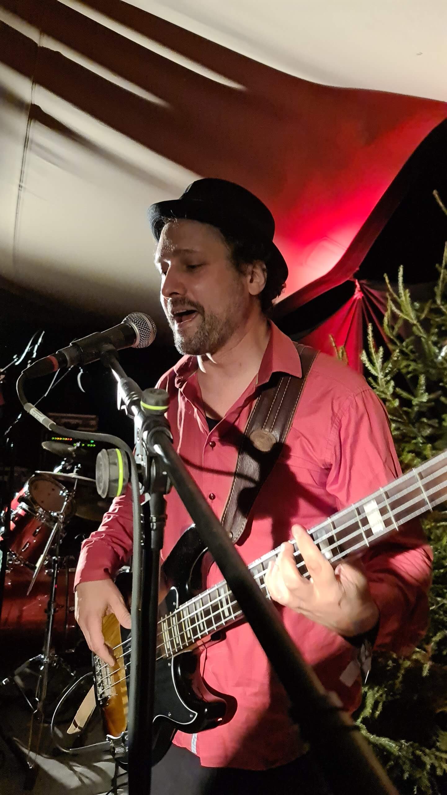 Zargenbruch, Bassist Alexej Spielt Bass und singt ins Mikro  Folklorum 2022