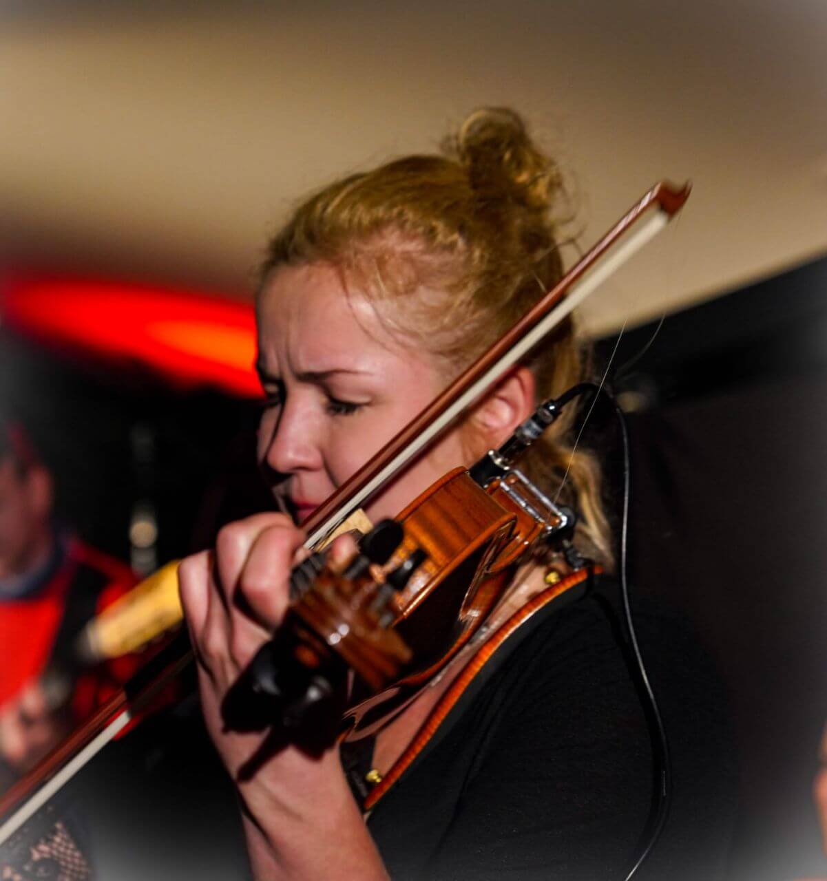 Zargenbruch, die Musikerin Thekla spielt Geige, Nahaufnahme, Folklorum 2022