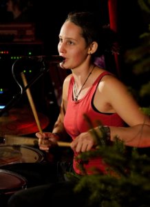 Zargenbruch, Die Musikerin Anna spielt Schlagzeug und singt dabei ins Mikrofon, Nahaufnahme,Folklorum 2022