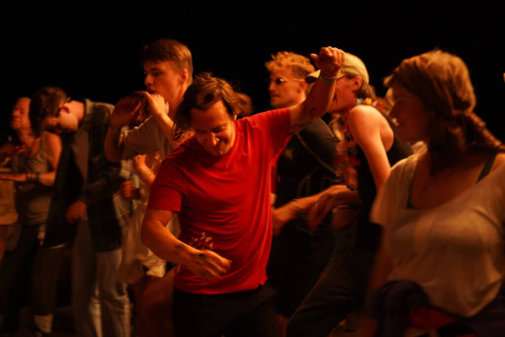 Flow von Zargenbruch tanzt im und mit dem Publikum des zurück zu den Wurzeln Festival 2023