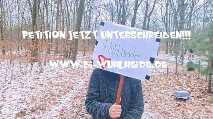 Foto Wuhlheide mit Plakat gegen die geplante Schnellstr